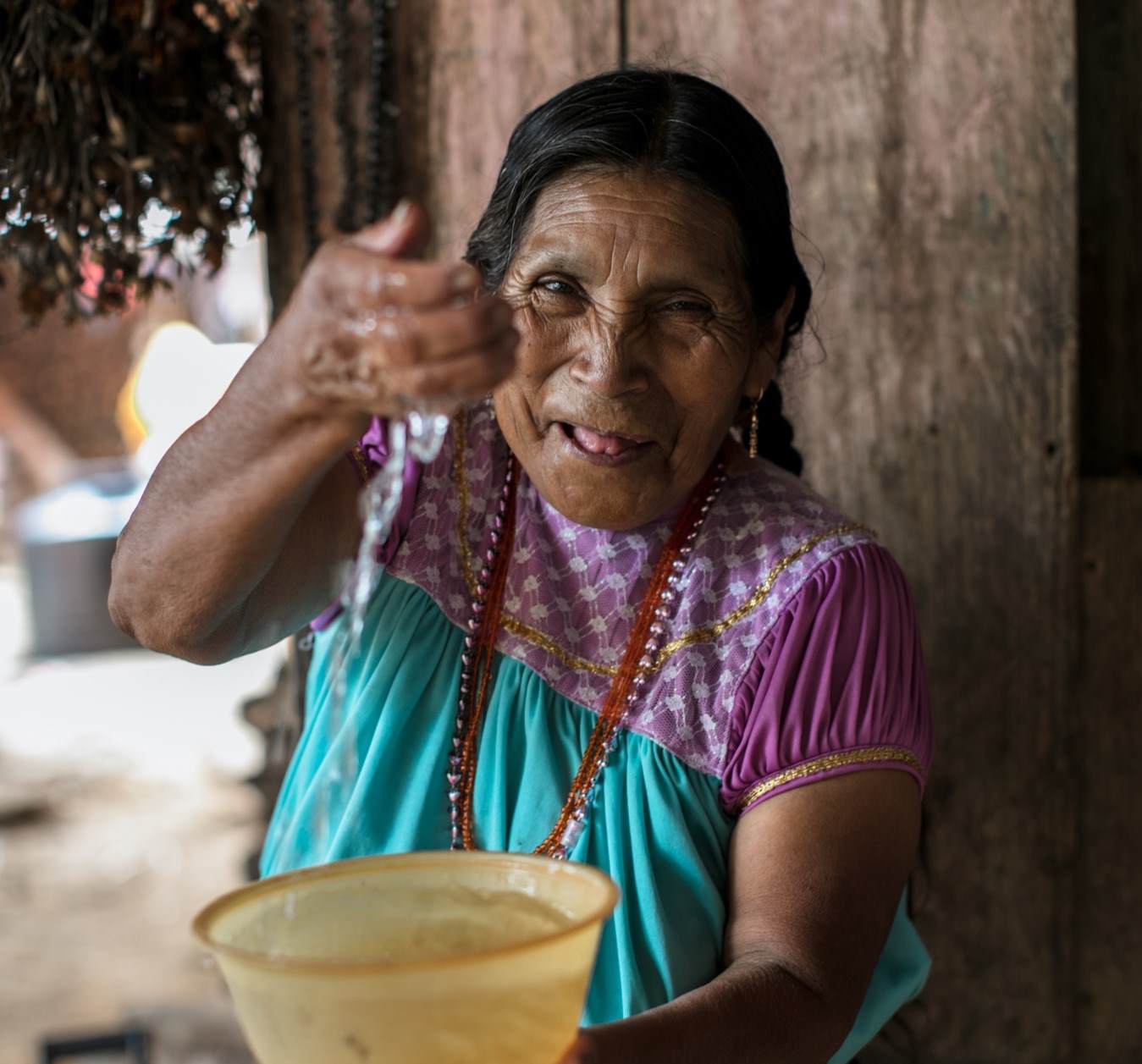 Indigenous woman with clean water thanks to Fonda para la Paz