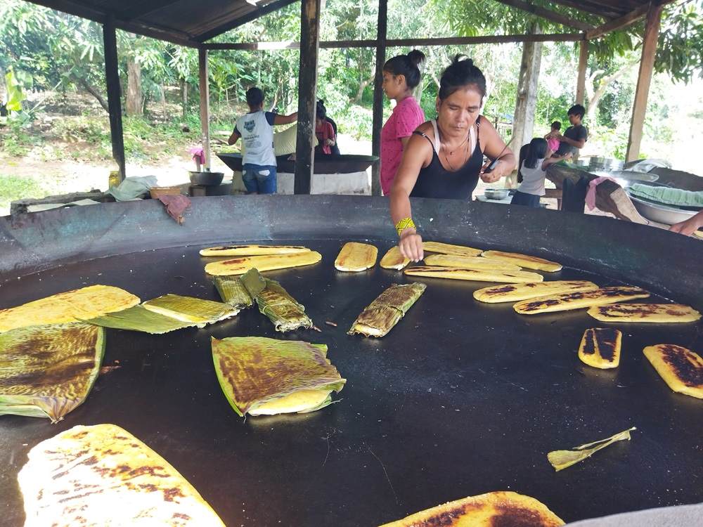 Indigenous woman cooks using skills learned from Instituto Amazonas