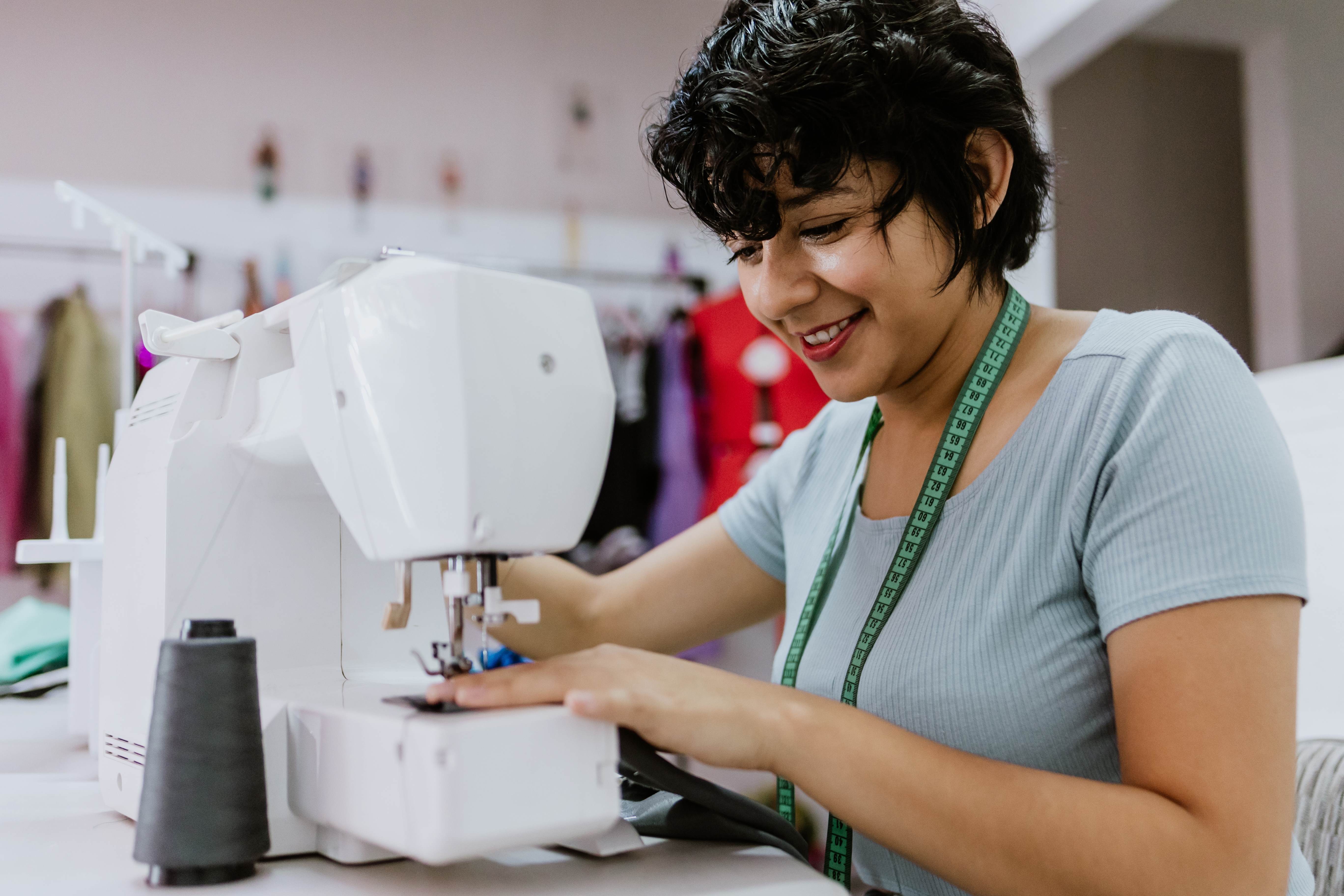 lady sewing colombia